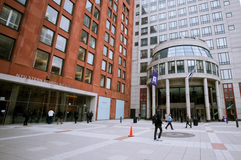 Vorschaubild: USA: Anti-Hass-NGO-Praktikantin entfernt Plakate mit israelischen Geiseln