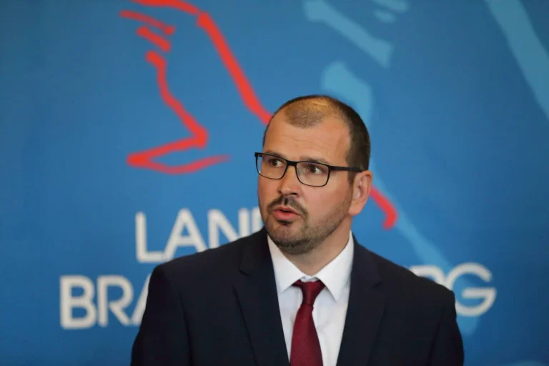 Vorschaubild: Bevölkerungsaustausch: Kritik an Broschüre des Landes Brandenburg