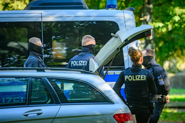 Vorschaubild: Razzia in linksextremer Szene: Polizei findet scharfe Waffe