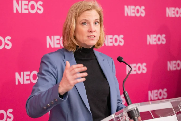 Vorschaubild: Österreich: NEOS fordern Pflichtfach „Leben in einer Demokratie“