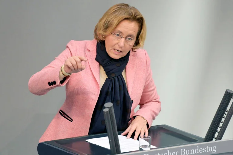 Vorschaubild: Beatrix von Storch nennt Ganserer einen Mann und muss Strafe zahlen