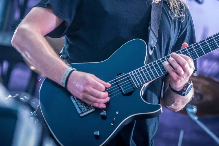 Vorschaubild: Bamberg: Konzert unterbrochen, weil Musiker T-Shirt auszog