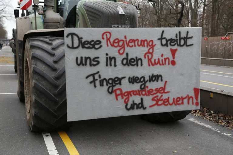 Vorschaubild: Doppelmoral: Empörung über Bauernproteste vor Haus der Agrarministerin