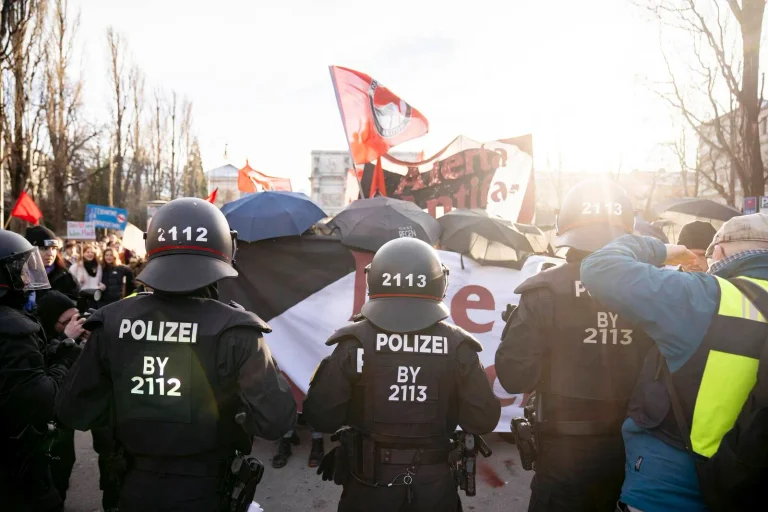 Vorschaubild: So stark sind die Anti-AfD-Demos von Linksextremisten und Hamas-Unterstützern unterwandert