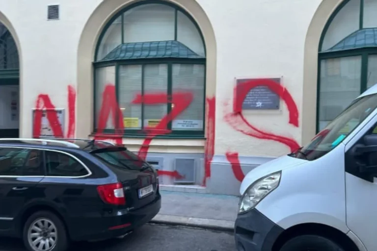 Vorschaubild: Im Vorfeld einer Vortragsveranstaltung: „Nazis töten“ auf Verbindungshaus gesprüht