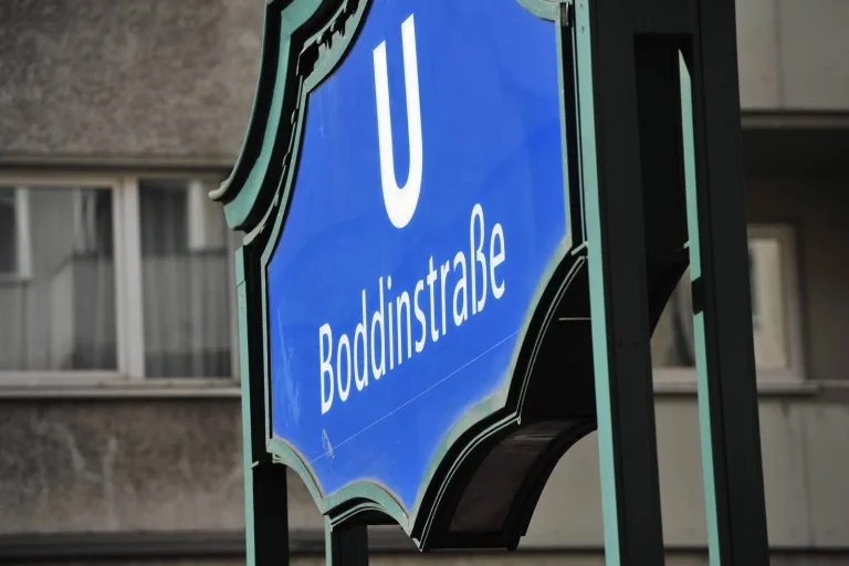 Vorschaubild: Berlin: Migranten bedrängen Frau in U-Bahn-Station – Video zeigt verstörende Szenen