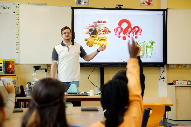 Vorschaubild: Straflager für AfD-Mitglieder: Lehrer sorgt für Eklat an sächsischer Schule