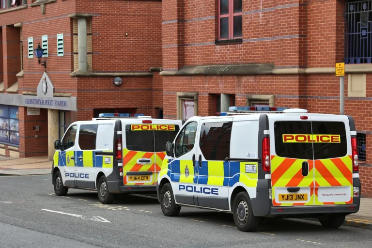 Vorschaubild: Britischer Regierungskritiker wegen Aufklebern zu zwei Jahren Haft verurteilt