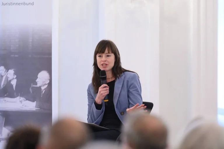 Vorschaubild: Historikerin: „Grüne werden gehasst, weil sie unvermeidbare Veränderungen wollen“