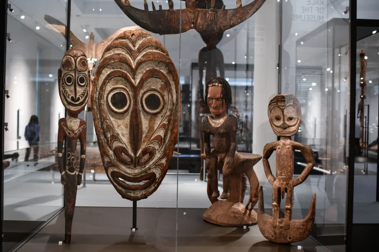 Vorschaubild: Ethnologisches Museum in Berlin versieht Exponate mit Warnhinweisen