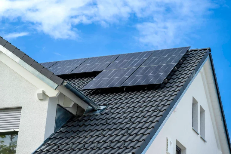 Vorschaubild: Geplatzter Traum? Paar darf Haus nicht bauen, weil Nachbar Solaranlage hat