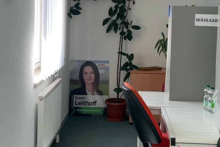 Vorschaubild: Vorwurf der Wahlmanipulation: CDU-Wahlplakat im Wahllokal entdeckt
