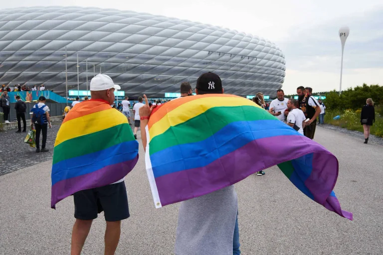 Vorschaubild: Georg Restle: „Warum die Stadien nicht fluten mit Tausenden Regenbogenflaggen?“