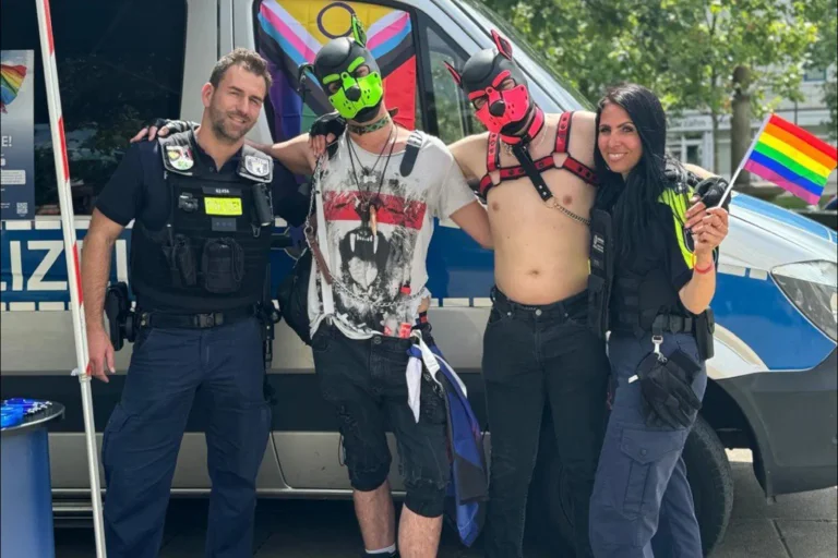 Vorschaubild: Berlin: Deutschlandfahne verboten, aber Polizei posiert vor Regenbogenfahne