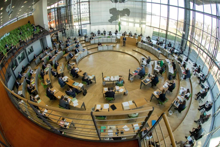 Vorschaubild: Umfrage-Hammer in Sachsen: AfD führt, BSW legt zu, Ampel fast ganz raus