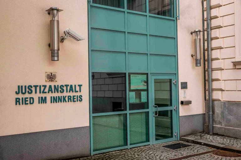 Vorschaubild: Brutale Attacke in Justizanstalt: Migrantengewalt gegen Mithäftling in Ried