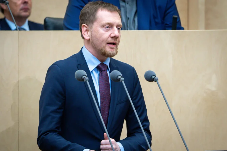 Vorschaubild: Kretschmer wirft Ampelkoalition Untätigkeit im Kampf gegen Rechts vor