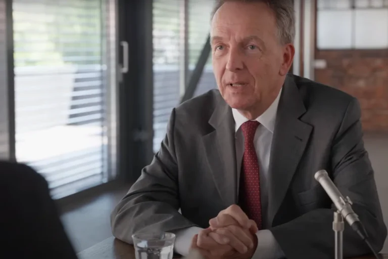 Vorschaubild: „Buyx faselt“: Ethikrat-Professorin zeigt Corona-Kritiker Homburg an