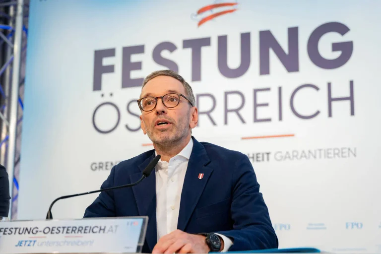 Vorschaubild: Umfrage: FPÖ führt weiter, ÖVP legt leicht zu