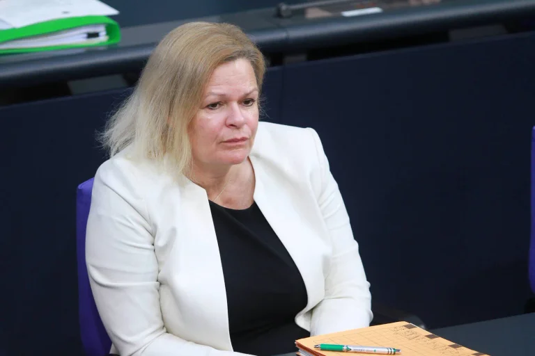 Vorschaubild: Razzien: Faeser verbietet Compact-Magazin