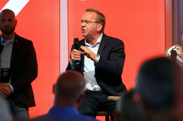 Vorschaubild: Chaos in Leipzig: „Kriegstreiber“-Rufe bei Pistorius-Auftritt