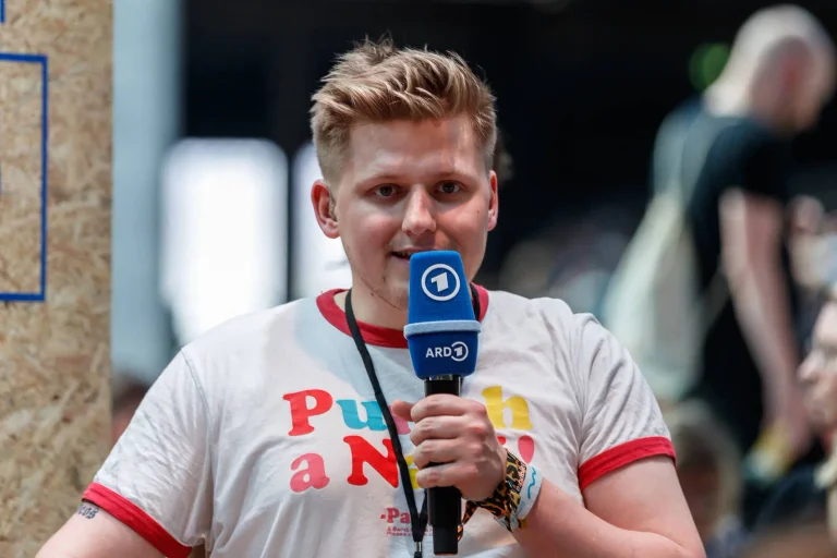 Vorschaubild: El Hotzo wirft das Handtuch: Podcast-Aus nach Trump-Skandal