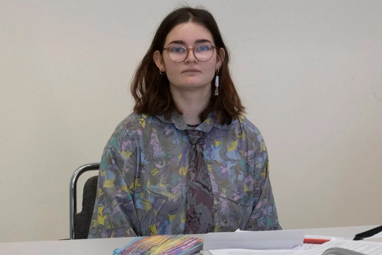 Vorschaubild: Klimakleberin vor Gericht: „Habe kein Einkommen, meine Eltern zahlen die Miete“