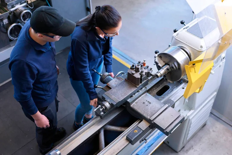 Vorschaubild: Fachkräftemangel: Experte warnt, dass ausländische Azubis Lücken nicht schließen können