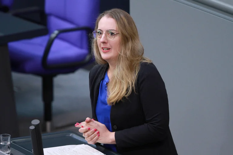 Vorschaubild: „Einwanderungsland“: Grüne wollen Einwanderungsagentur und Englisch als zweite Amtssprache