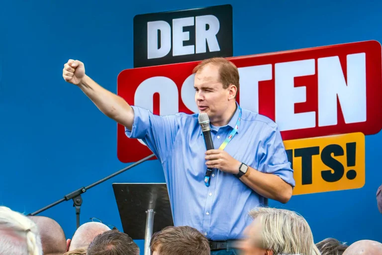 Vorschaubild: Rechte Akteure konsultieren denselben Notar – t-online findet das „bemerkenswert“