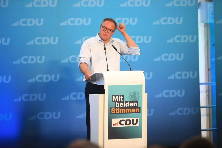 Vorschaubild: „Aus Versehen“: CDU Thüringen teilt Hitler-Höcke-Video und erntet massive Kritik