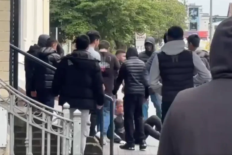 Vorschaubild: Unruhen in England nach Mord an drei Mädchen durch 17-jährigen Migranten