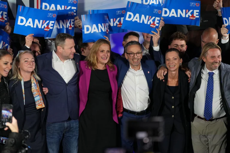 Vorschaubild: ÖVP und SPÖ am Boden: FPÖ feiert historischen Sieg bei Nationalratswahl