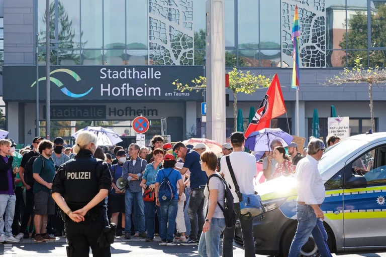 Vorschaubild: AfD-Landesparteitag in Hofheim: Großeinsatz der Polizei mit Wasserwerfer