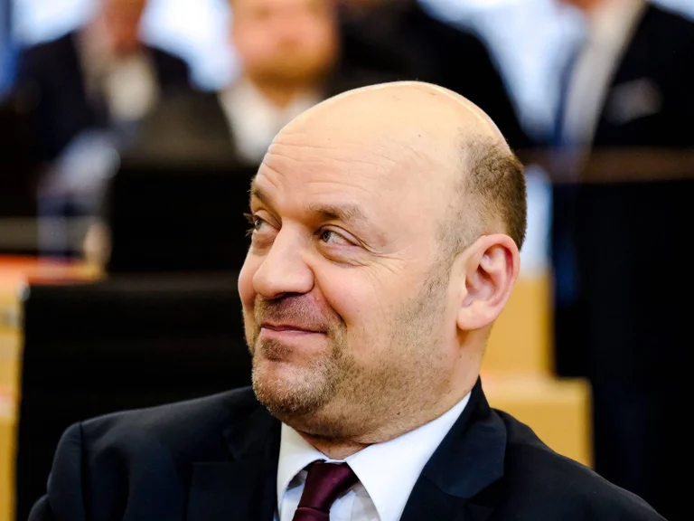 Vorschaubild: Auf die AfD angewiesen: FDP-Abgeordnete bricht bei Abstimmung in Tränen aus 