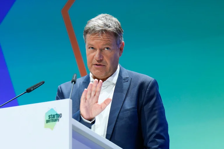 Vorschaubild: Planwirtschaft: Habeck fordert staatliche Auftragsgarantien für „grünen Stahl“