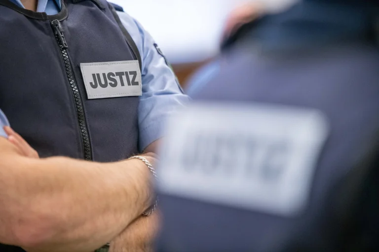 Vorschaubild: Messerangriff vor Shisha-Bar: Sechs Jahre Haft, aber Täter bleibt frei