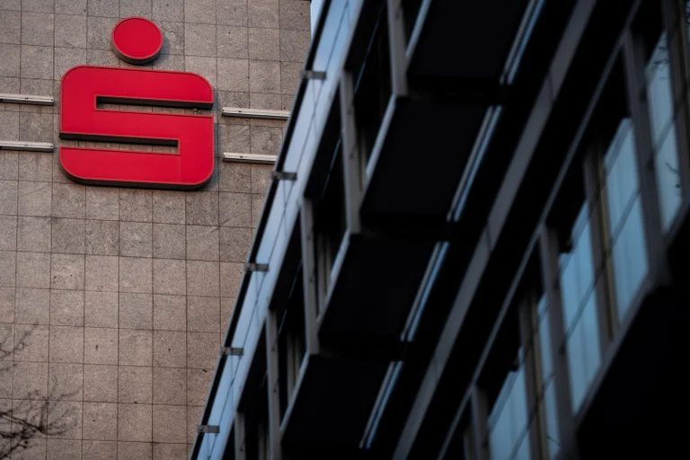 Vorschaubild: Sparkasse Essen: Kunde trägt immer noch FFP2-Maske und wird rausgeschmissen
