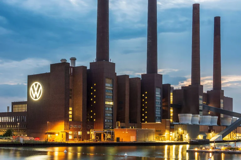 Vorschaubild: Wirtschaftskrise: Während der Staat neue Stellen schafft, baut die Privatwirtschaft ab 