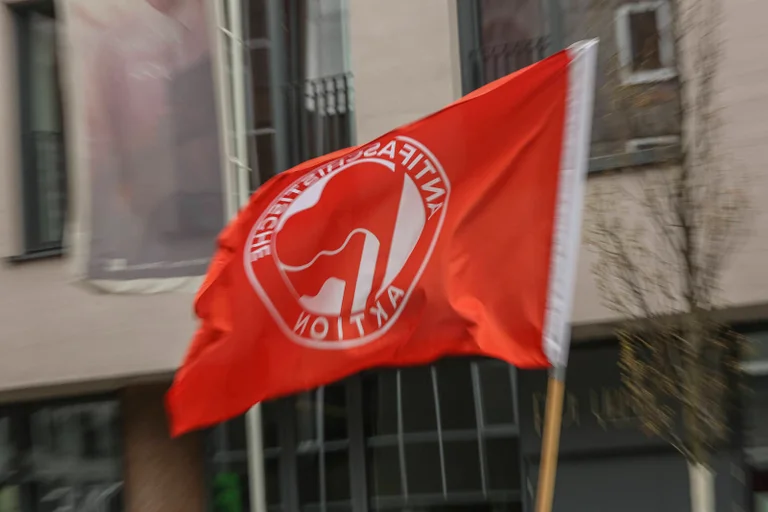 Vorschaubild: Angriff auf vermeintliche AfD-Anhänger: Linksextreme belagern Hotel in Kiel