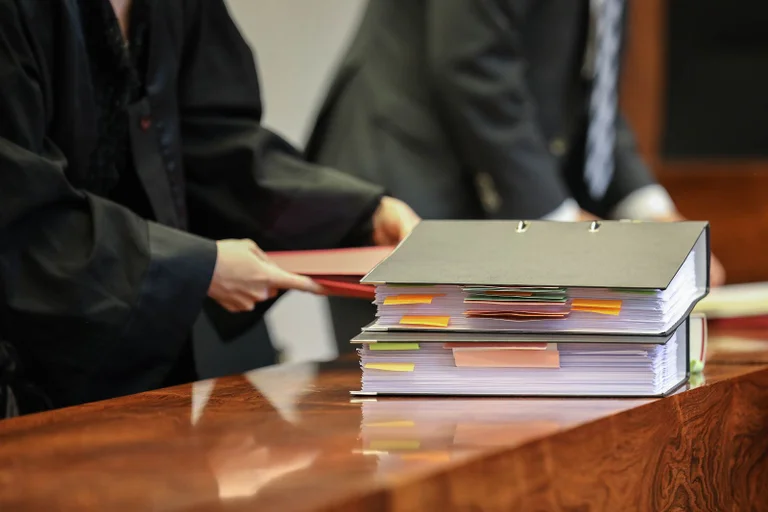 Vorschaubild: Gericht verurteilt Frau wegen grob fahrlässiger Tötung nach Corona-Infektion