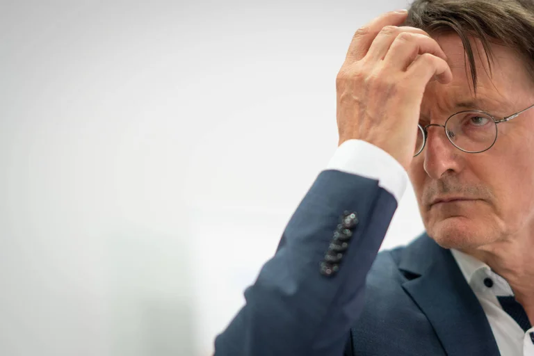 Vorschaubild: Apotheker wütend – Lauterbach in der Kritik: „Herr Minister, Sie sind unfähig! Treten Sie zurück!“