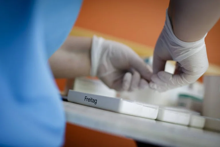 Vorschaubild: Pflegehelferin darf wieder arbeiten: Impfpflicht verfassungswidrig?