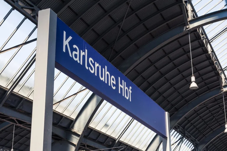 Vorschaubild: Blutige Messerattacke am Karlsruher Hauptbahnhof: Täter auf der Flucht