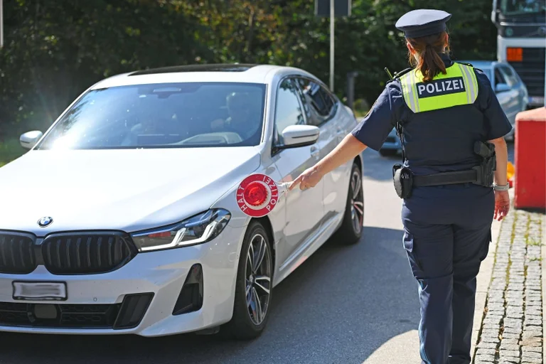 Vorschaubild: Umfrage: Mehrheit der Deutschen für schärfere Grenzkontrollen und mehr Abschiebungen