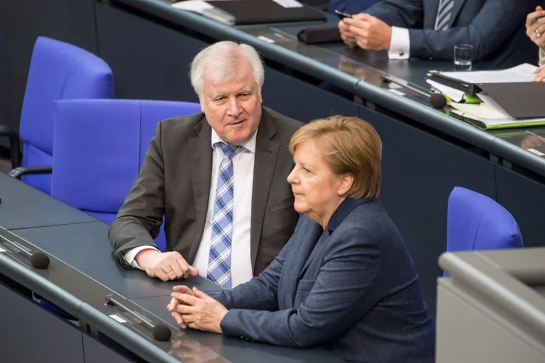 Vorschaubild: Seehofer rechnet ab: Merkels Migrationspolitik schuld an AfD-Aufstieg