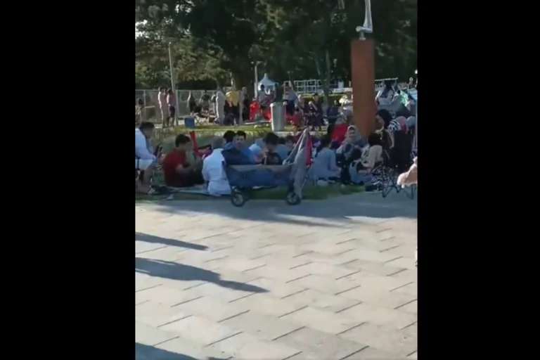 Vorschaubild: Video aus Travemünde: Migranten an der Strandpromenade sorgen für Diskussionen