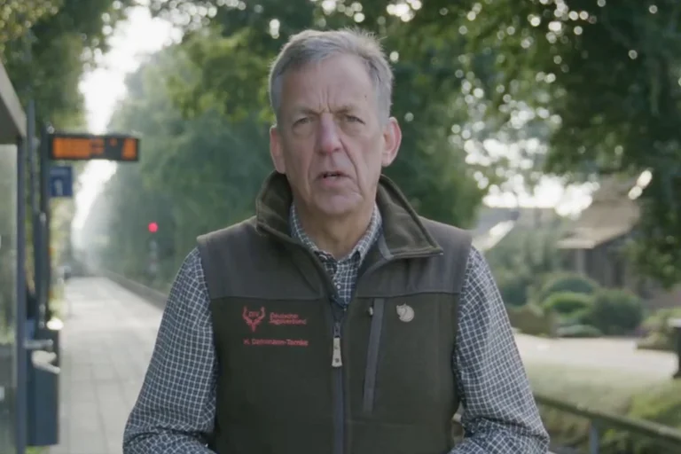 Vorschaubild: „Wir sind keine Terroristen!“ – Jagdverband wehrt sich gegen neues Faesers Messerverbot