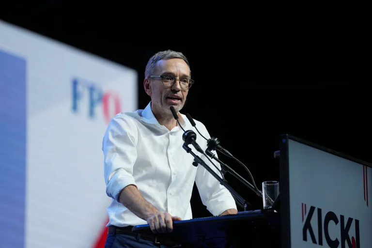 Vorschaubild: Umfrage: FPÖ bleibt stärkste Kraft, SPÖ rutscht auf historisches Tief