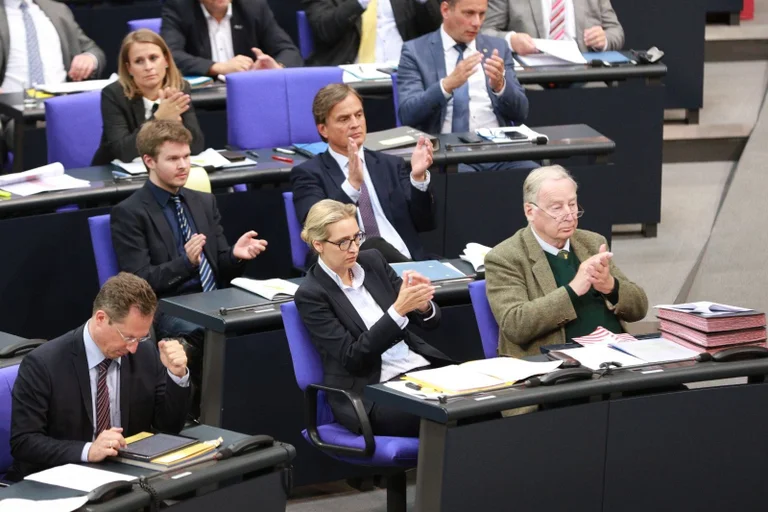 Vorschaubild: Neue Umfrage: Union bleibt stärkste Kraft, AfD knackt 20-Prozent-Marke